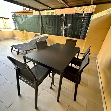 Monaco Brigitte Terrasse * בוסוליי